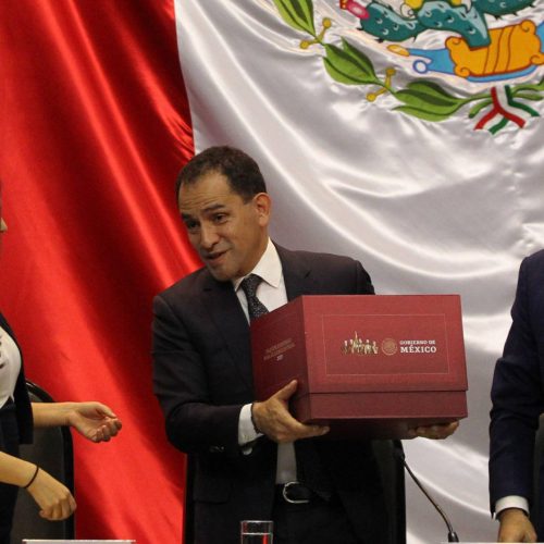 EL PAÍS- López Obrador aumenta el gasto en Pemex y en seguridad